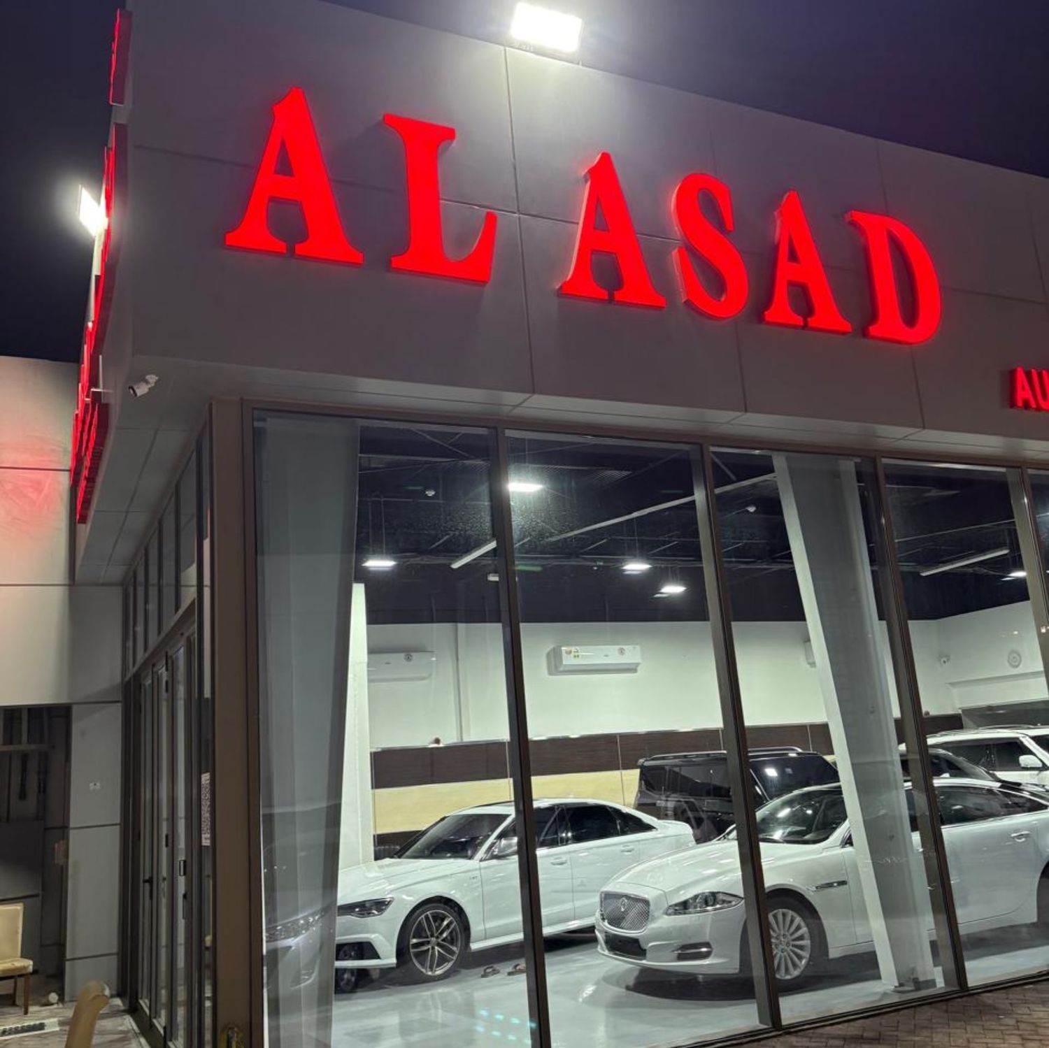 Al Asad Automobile Showroom وكيل سيارات فاخر في في أبو ظبي | AUTO.AE
