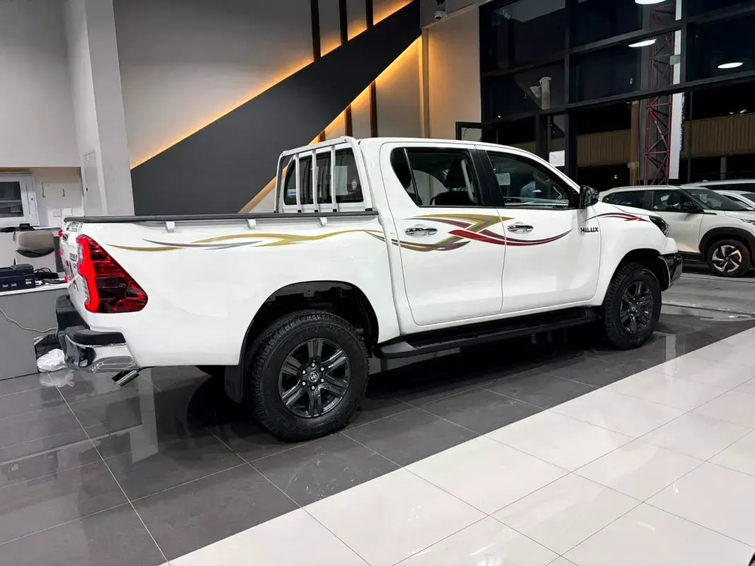 تويوتا هايلكس GLX double cab 2026 — الصورة 2 من 20