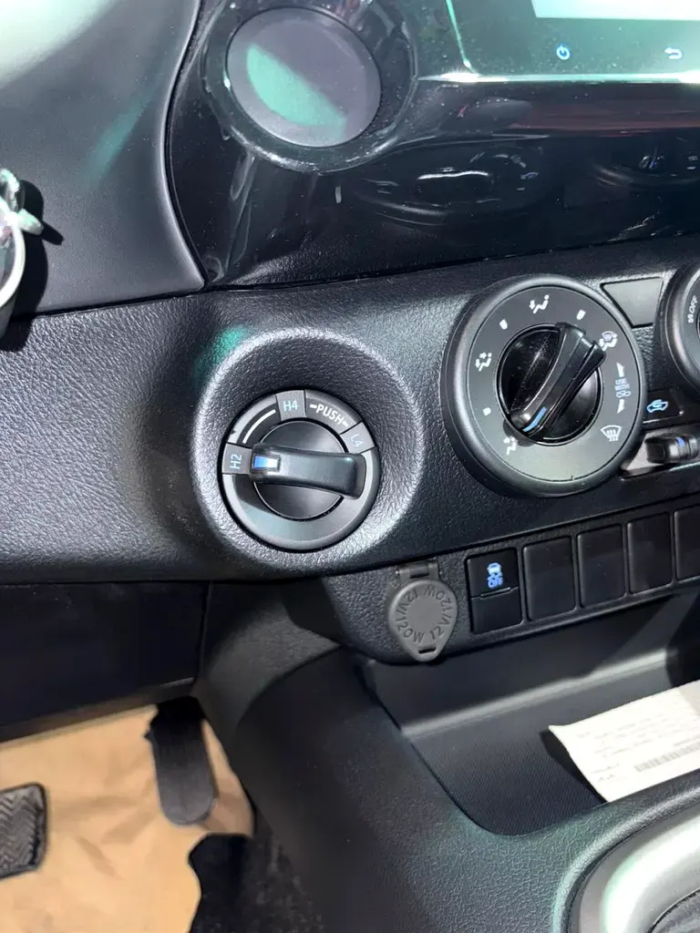 تويوتا هايلكس GLX double cab 2026 — الصورة 13 من 20