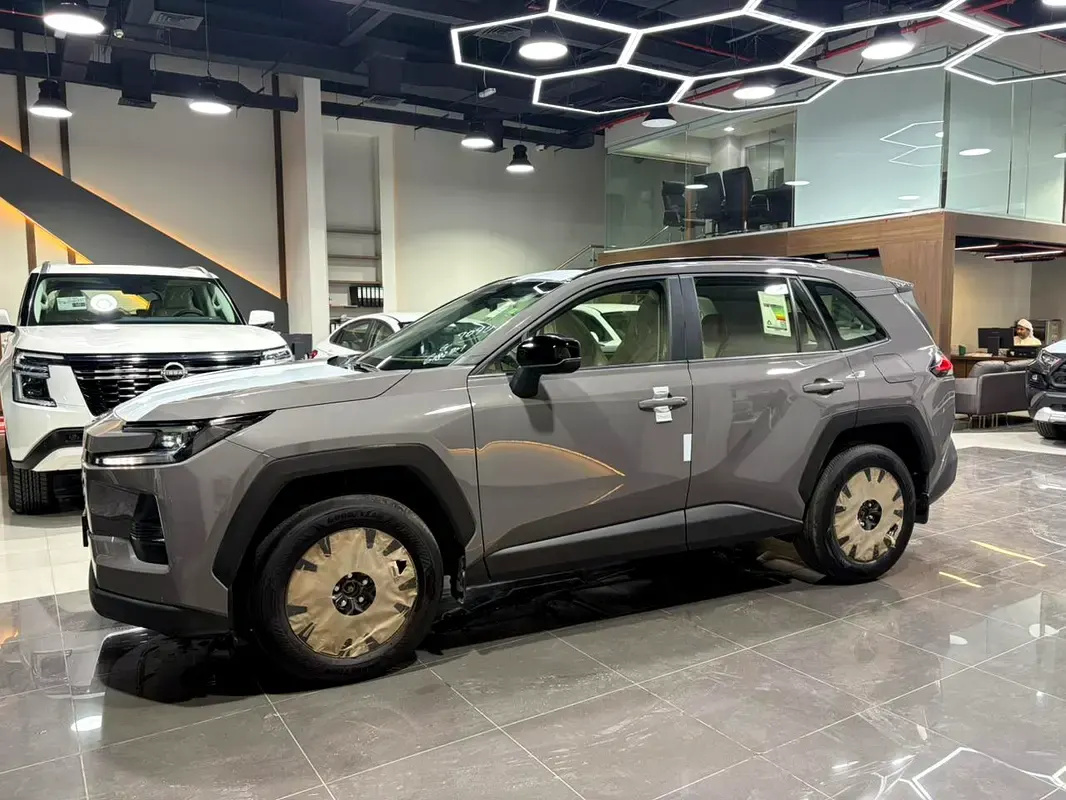 تويوتا راف فور XLE Hybrid 2026 — الصورة 2 من 20