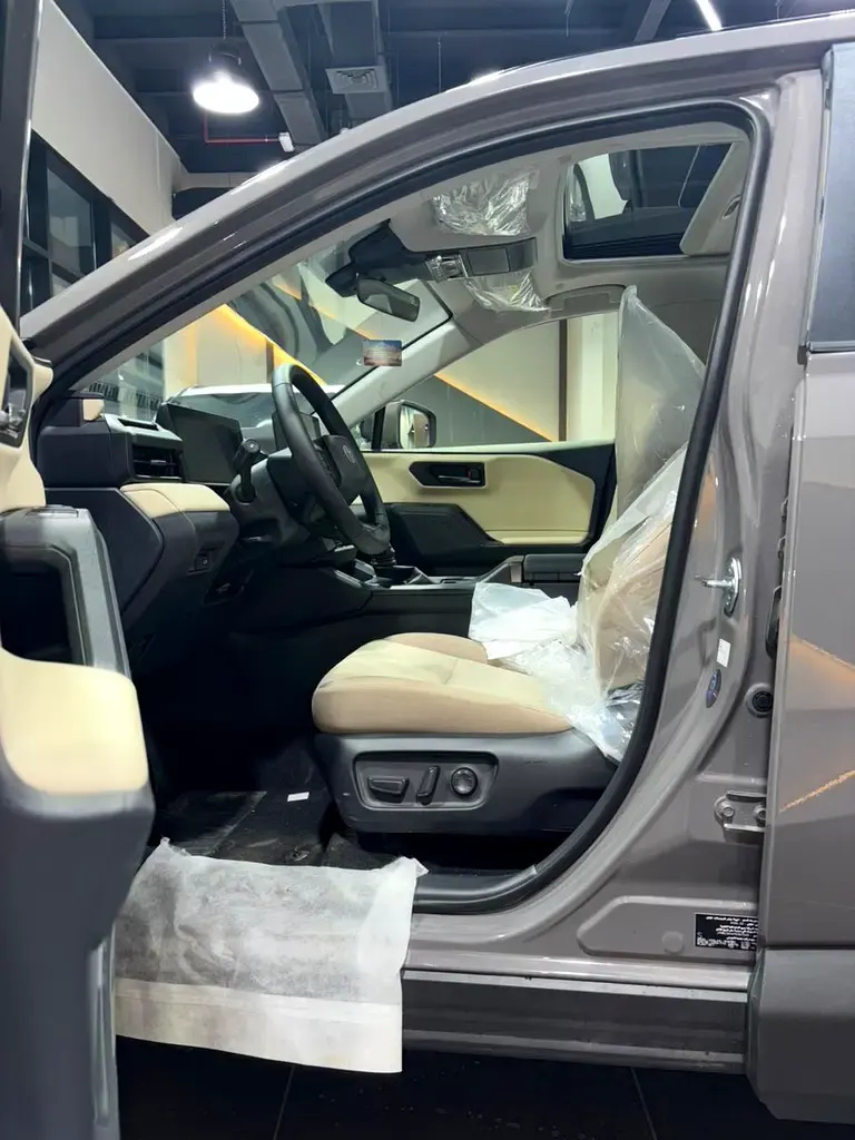 تويوتا راف فور XLE Hybrid 2026 — الصورة 13 من 20