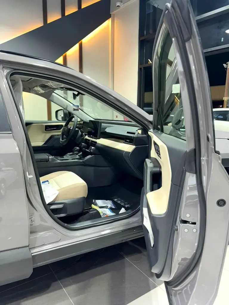 تويوتا راف فور XLE Hybrid 2026 — الصورة 14 من 20