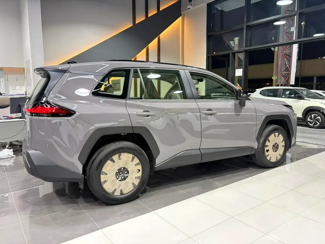 تويوتا راف فور XLE Hybrid 2026 — الصورة 3 من 20